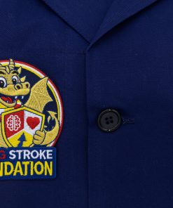 Young Stroke Foundation embleem op een blauwe kiel
