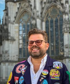 Pascal Heine-Lissone, oprichter van de Young Stroke Foundation, met het embleem bij de Sint-Jan