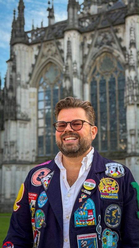 Pascal Heine-Lissone, oprichter van de Young Stroke Foundation, met het embleem bij de Sint-Jan
