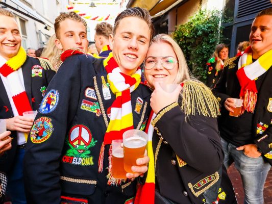 Oeteldonkers met emblemen op carnaval