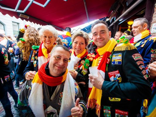 Oeteldonkers met emblemen op carnaval
