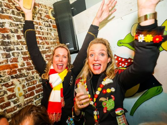 Oeteldonkers met emblemen op carnaval