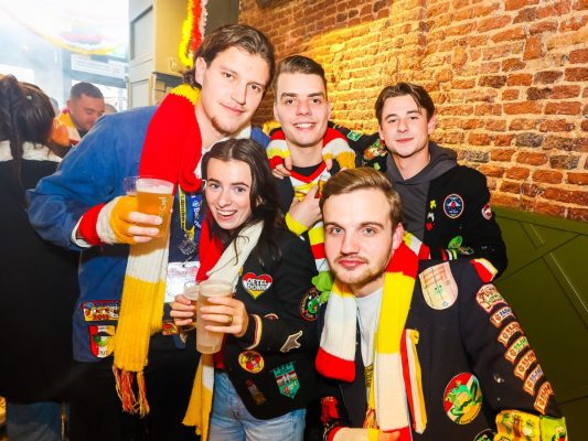 Oeteldonkers met emblemen op carnaval