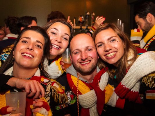 Oeteldonkers met emblemen op carnaval