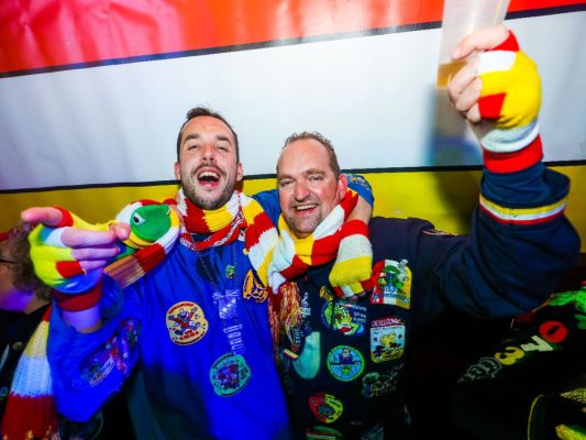 Oeteldonkers met emblemen op carnaval